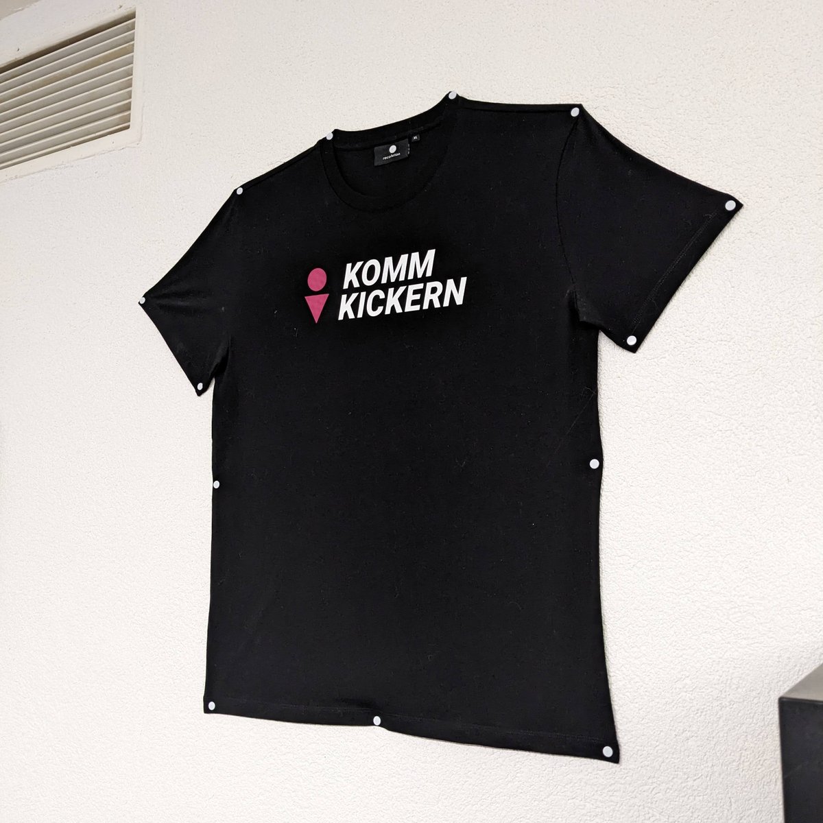 Nagelt's an die Wand oder tragt es einfach! Bestellt euch oder euren Liebsten zu #Weihnachten das kultige KOMM KICKERN #Shirt - auch als LET'S FOOS Druck erhältlich.

Hier geht's zum FOOX-Shop: loom.ly/tGwKsho

#geschenk #hobby #liebe #style #shirt #foosball #kickern