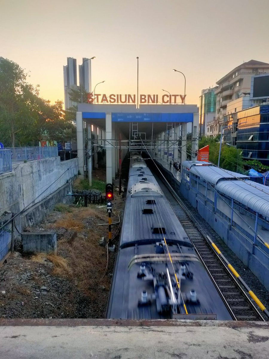 Lenny_diary's tweet photo. ASMR Transportasi Umum

Mrt SG : Please mind the platform gap. Tititititiit... *door closing*

MRT JKT : This train is bound for bundaran HI..bundaran HI  *cekit cekit suara rel*

KCIC : whoosh..Whoosh..whoosh YES! *Penumpang ngikik*

KRL : YANG KANAN JALAN!
*Satpam teriak* https://t.co/sCkblxyiQq
