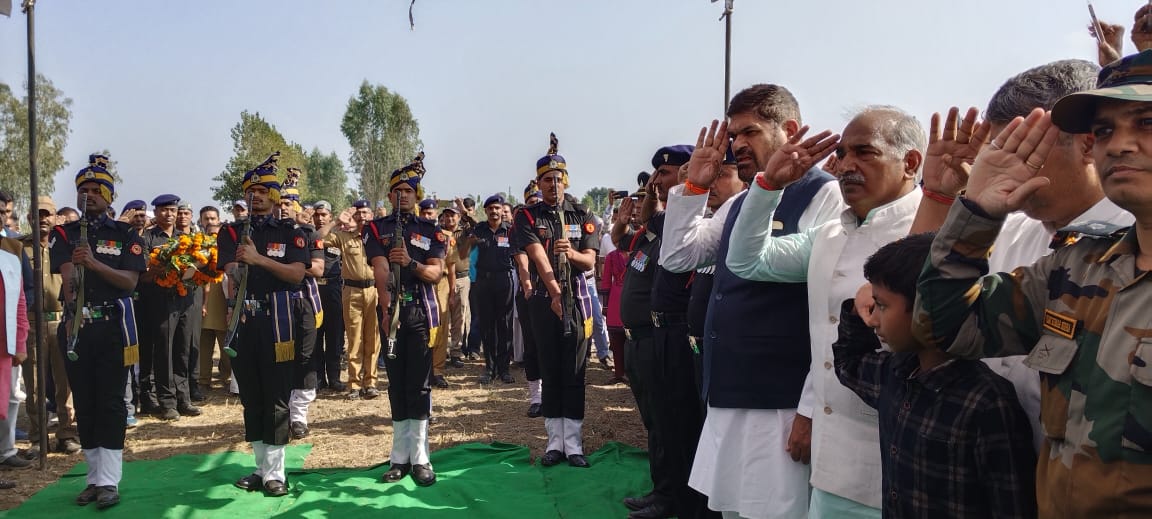 TheArvindPandey's tweet photo. देश सेवा हेतु जम्मू में तैनात रहे असित कुमार जी के शोकसंतप्त परिवार जनों से मुलाकात कर उनका दुःख साँझा किया और गहरी शोक संवेदनाएं व्यक्त की। 

ईश्वर दिवंगत आत्मा को सद्गति प्रदान करे।

ॐ शांति शांति शांति !

#NaibSubedar | #AsitKumar | #Gadarpur | #Uttarakhand https://t.co/YETHb0M9O4