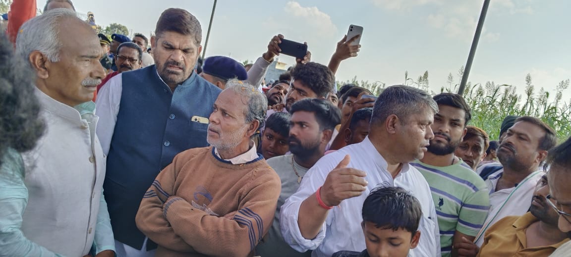 TheArvindPandey's tweet photo. देश सेवा हेतु जम्मू में तैनात रहे असित कुमार जी के शोकसंतप्त परिवार जनों से मुलाकात कर उनका दुःख साँझा किया और गहरी शोक संवेदनाएं व्यक्त की। 

ईश्वर दिवंगत आत्मा को सद्गति प्रदान करे।

ॐ शांति शांति शांति !

#NaibSubedar | #AsitKumar | #Gadarpur | #Uttarakhand https://t.co/YETHb0M9O4