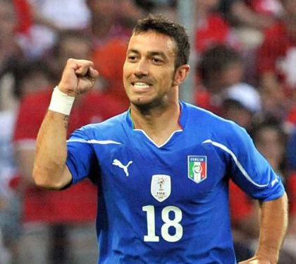ActualiteSerieA's tweet image. Fagio Quagliarella annonce sa retraite.

Clap de fin pour l’un des meilleurs joueurs du calcio des années 2010. D’espoir, à paria jusqu’à la gloire tardive. Une carrière avec un petit goût d’inachevé tant elle aurait pu être immense sans la méchanceté des Hommes……