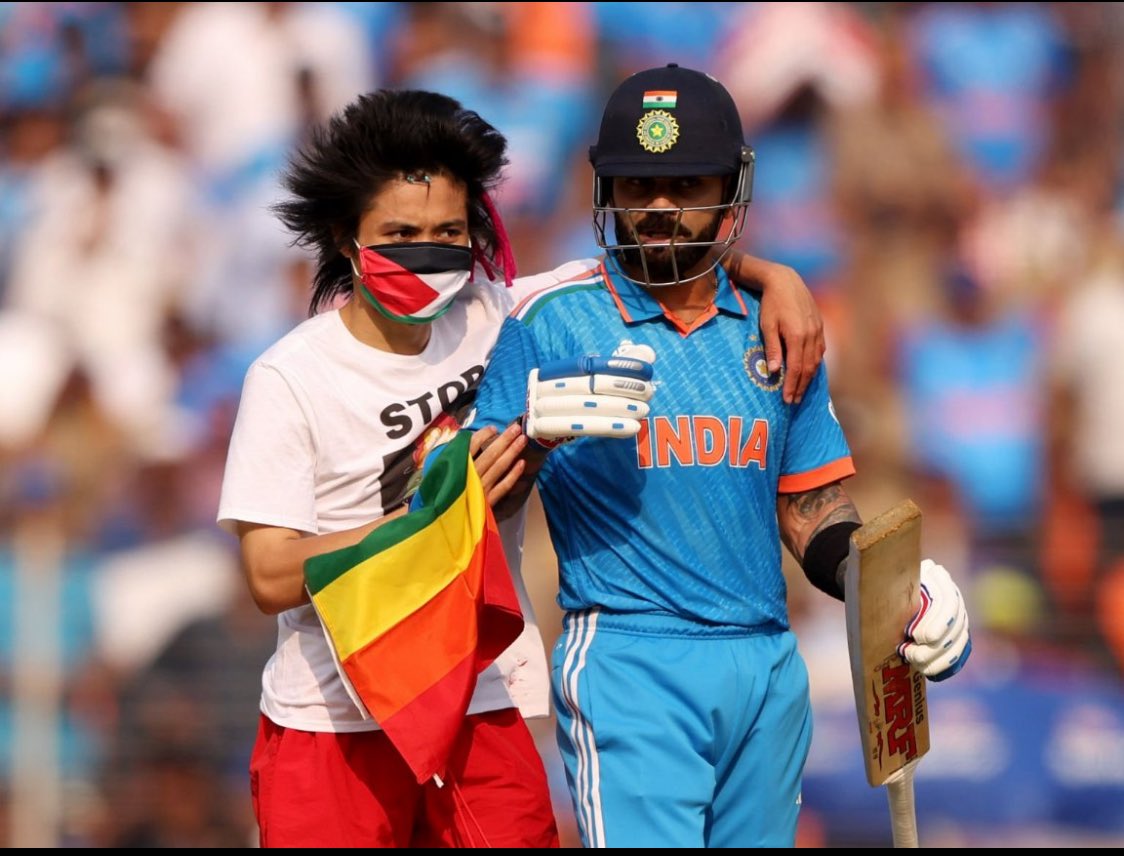 Umer0125's tweet photo. What is this security? How did a pitch invader enter the ground in a World Cup final? 🤦🏽‍♂️🤦🏽‍♂️ #WorldCup2023Final #indiavsaus https://t.co/JcNMCPOnrp