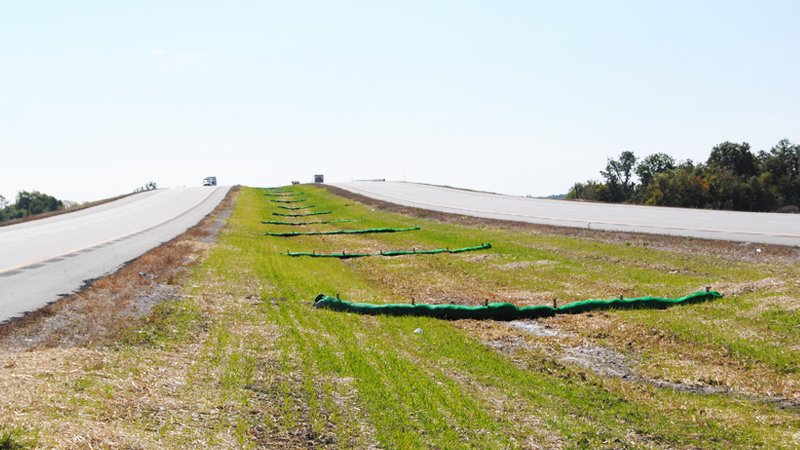 NaoCasanova's tweet photo. CHECK DAMS es como se llama en inglés a las presas filtrantes que se disponen en las cunetas verdes (u otro tipo de encauzamiento de agua) para reducir la velocidad del flujo y con ello la erosión, y al tiempo favorecer la infiltración. https://t.co/du02fEjUAZ