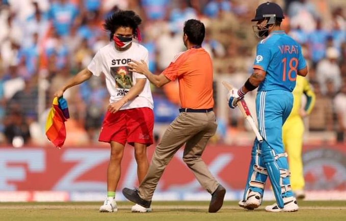 PeoplesUpdate's tweet photo. IND vs AUS World Cup Final 2023 : #फाइनल_मैच में खिलाड़ियों की #सुरक्षा में बड़ी चूक, मैदान के अंदर घुस गया #फिलिस्तीन_समर्थक; कोहली को पीछे से पकड़ा, रोकना पड़ा #मैच, देखें PHOTOS || #lapseinsecurity #PalestineSupporter
#InsideTheField #INDvsAUSfinal #TeamIndia #Worldcupfinal2023 #CWC2023Final #PeoplesUpdate