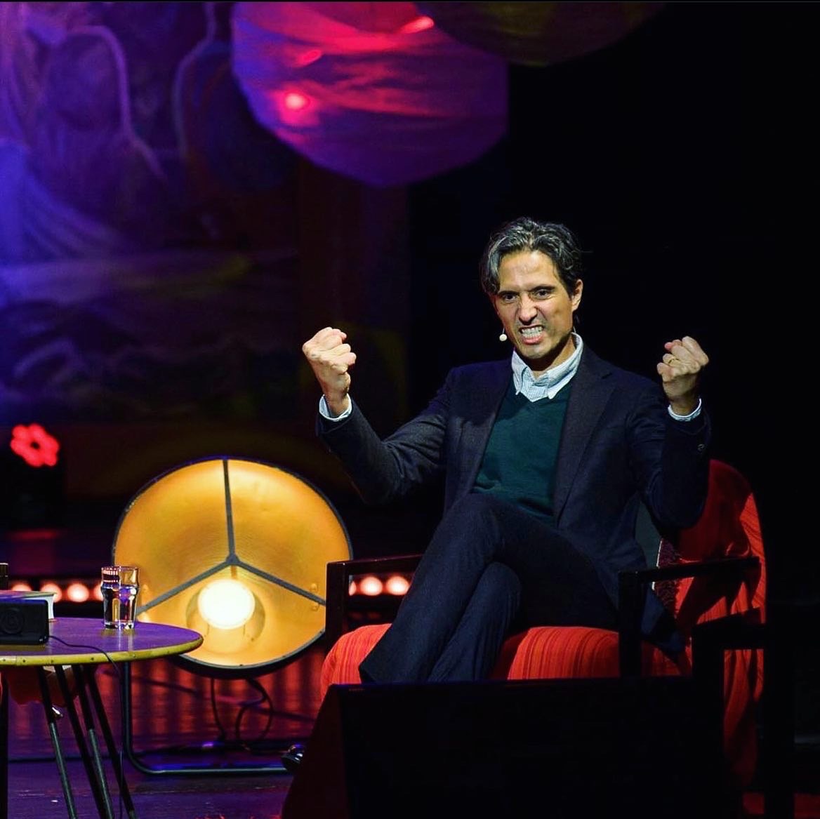 In Sweden for a quick book tour. Today: Stockholm. I'm presenting and signing #Systrarna at Medborgarplatsen Library at 2pm and Aspudden Bookstore at 5pm. Next week: Umeå (Mo), Uppsala (Tue), Halmstad (Wed), Lund (2 talks on Thu). The photo is from last night's talk in Gävle.✊🤷🏽‍♂️