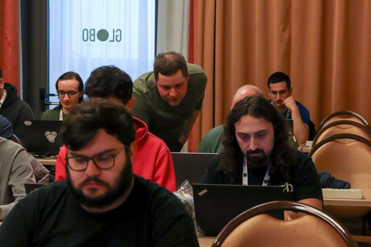 golab_conf's tweet photo. The workshop "Modern Cloud Development with Service Weaver" is underway. Robert Grandl is teaching us how to build distributed applications in Go with Service Weaver. 🌐🛠️
#GoLab2023  #TechWorkshop @GrandlRobert https://t.co/cbPq5L8kIh