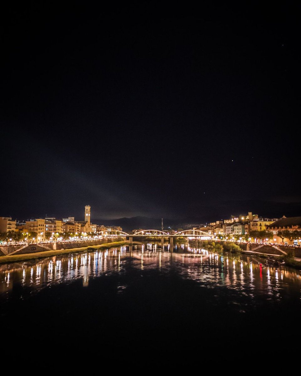 🌙 De nit, Tortosa és un joc de llums i colors. 🌟

📷 <a href="/alextivenys/">Àlex C</a>

#TortosaAunPas #terresdelebre #catalunyaexperience #ciutatsambcaracter #GrandTourCatalunya
