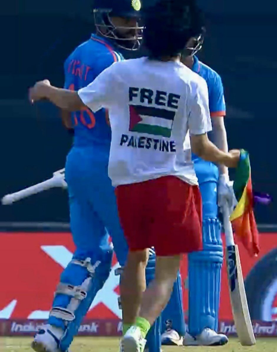 Delhiite_'s tweet photo. Today during the Cricket World Cup, an activist came to the pitch to meet Kohli.  It was written on his T-shirt:

Free Free Palestine 🇵🇸
Stop Bombing Gaza 🇵🇸

Later Security Team Arrested Him.
#INDvsAUSFinal #INDvsAUS https://t.co/qyDWIfoSa2