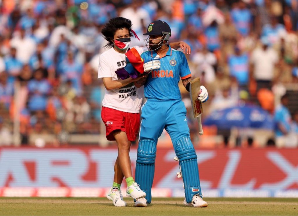 Delhiite_'s tweet photo. Today during the Cricket World Cup, an activist came to the pitch to meet Kohli.  It was written on his T-shirt:

Free Free Palestine 🇵🇸
Stop Bombing Gaza 🇵🇸

Later Security Team Arrested Him.
#INDvsAUSFinal #INDvsAUS https://t.co/qyDWIfoSa2
