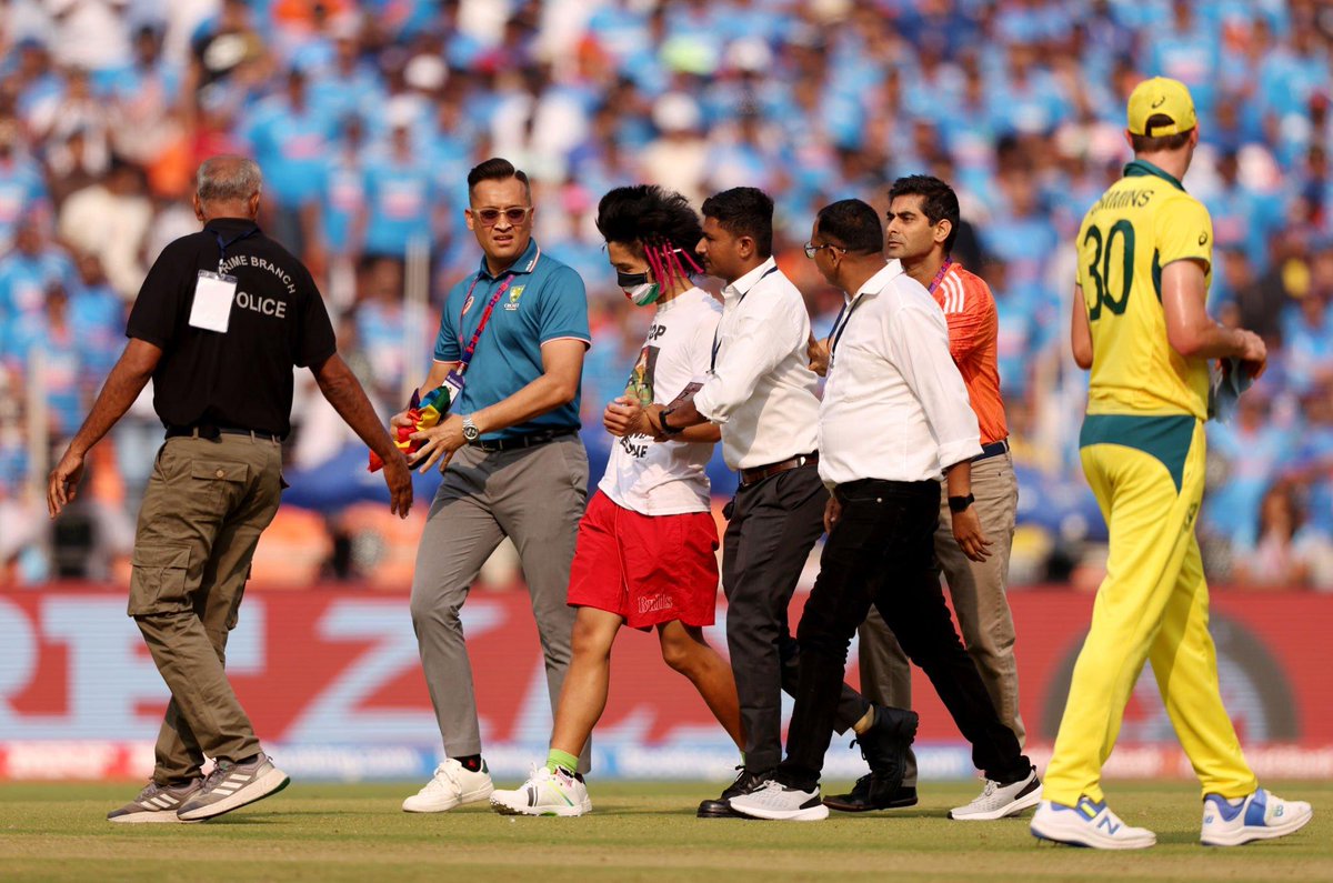 Delhiite_'s tweet photo. Today during the Cricket World Cup, an activist came to the pitch to meet Kohli.  It was written on his T-shirt:

Free Free Palestine 🇵🇸
Stop Bombing Gaza 🇵🇸

Later Security Team Arrested Him.
#INDvsAUSFinal #INDvsAUS https://t.co/qyDWIfoSa2