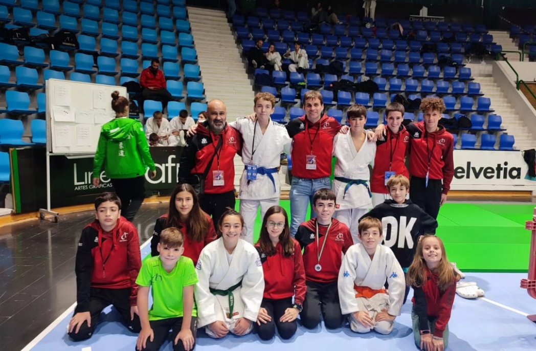 CNdeLUCHA's tweet photo. Infantiles y cadetes disputaron el I TORNEO ANAITASUNA de 🥋 en el que consiguieron un total de seis medallas para el club.
Enhorabuena para los medallistas y mucho ánimo para el resto, que esperamos ver pronto subiendo al podium https://t.co/kSQrMRUnq4