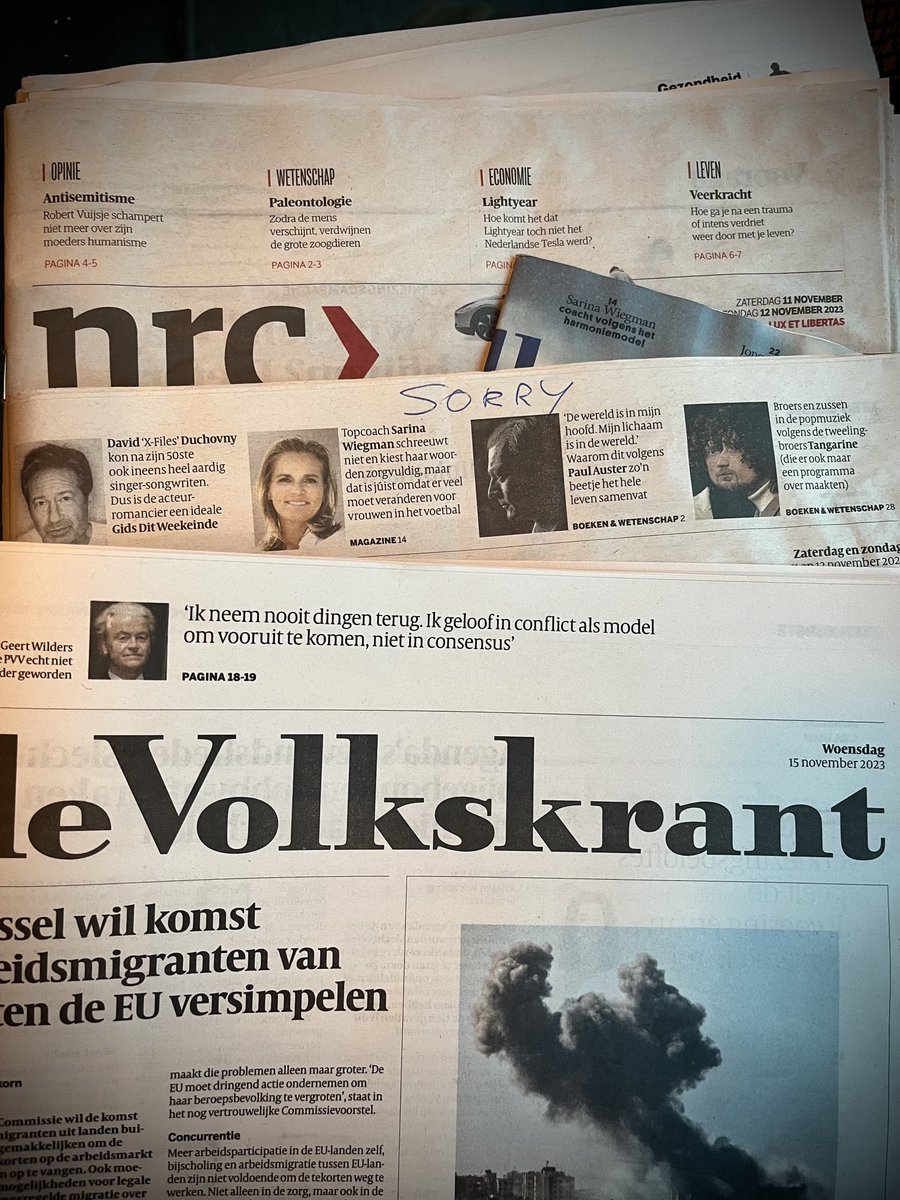 Bij het opruimen valt m’n oog op oude nabezorgde zaterdagkrant… Dat ene woord: zó attent vd #krantenbezorger ⁦<a href="/volkskrant/">de Volkskrant</a>⁩ en ik kreeg extra ⁦⁦<a href="/nrc/">NRC</a>⁩ Hoera voor jou en alle krantenbezorgers! De offline #zaterdagkrant, blijft feestje ook deze zaterdag weer.
