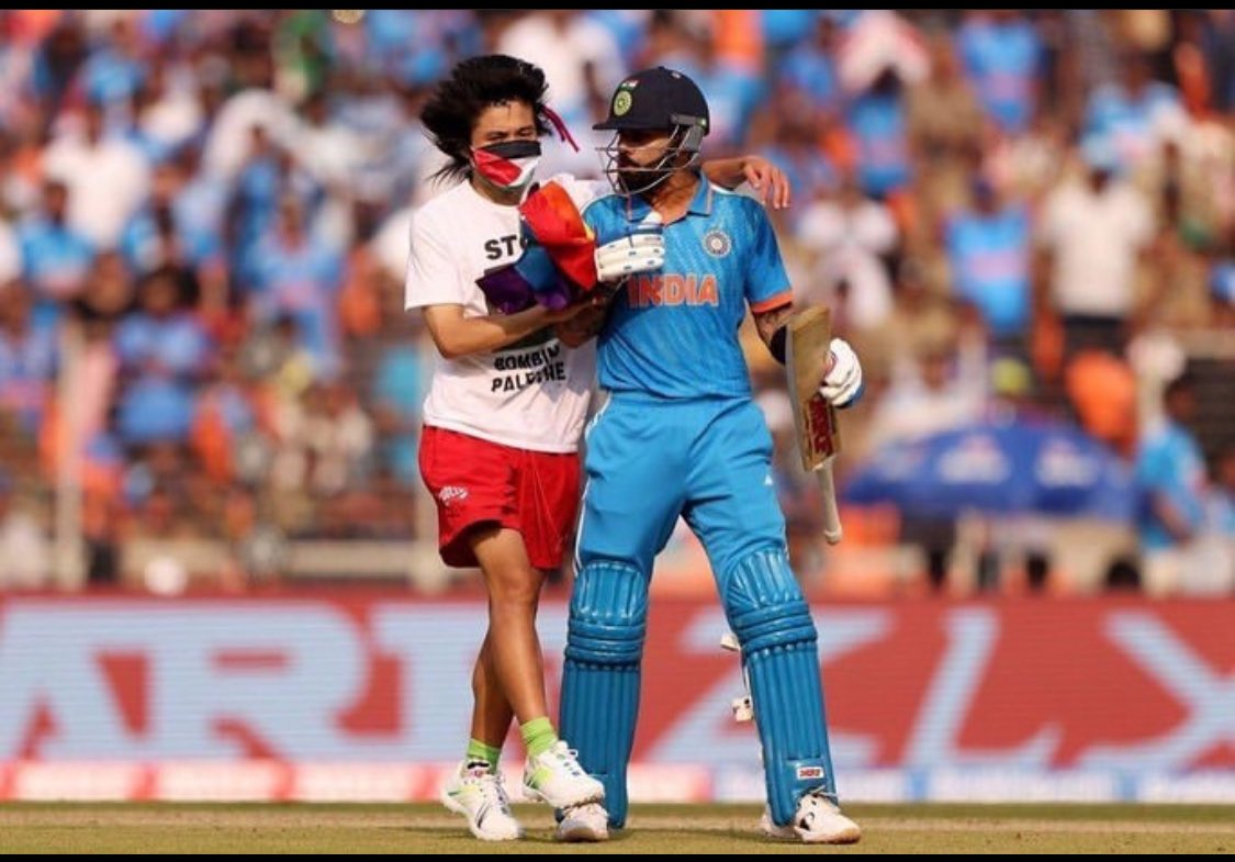 usmanchema0's tweet photo. #INDvsAUSfinal
King with an average Indian player 👍🏻
..... Kohli with a king
#WorldcupFinal https://t.co/JEXaW8BMfo
