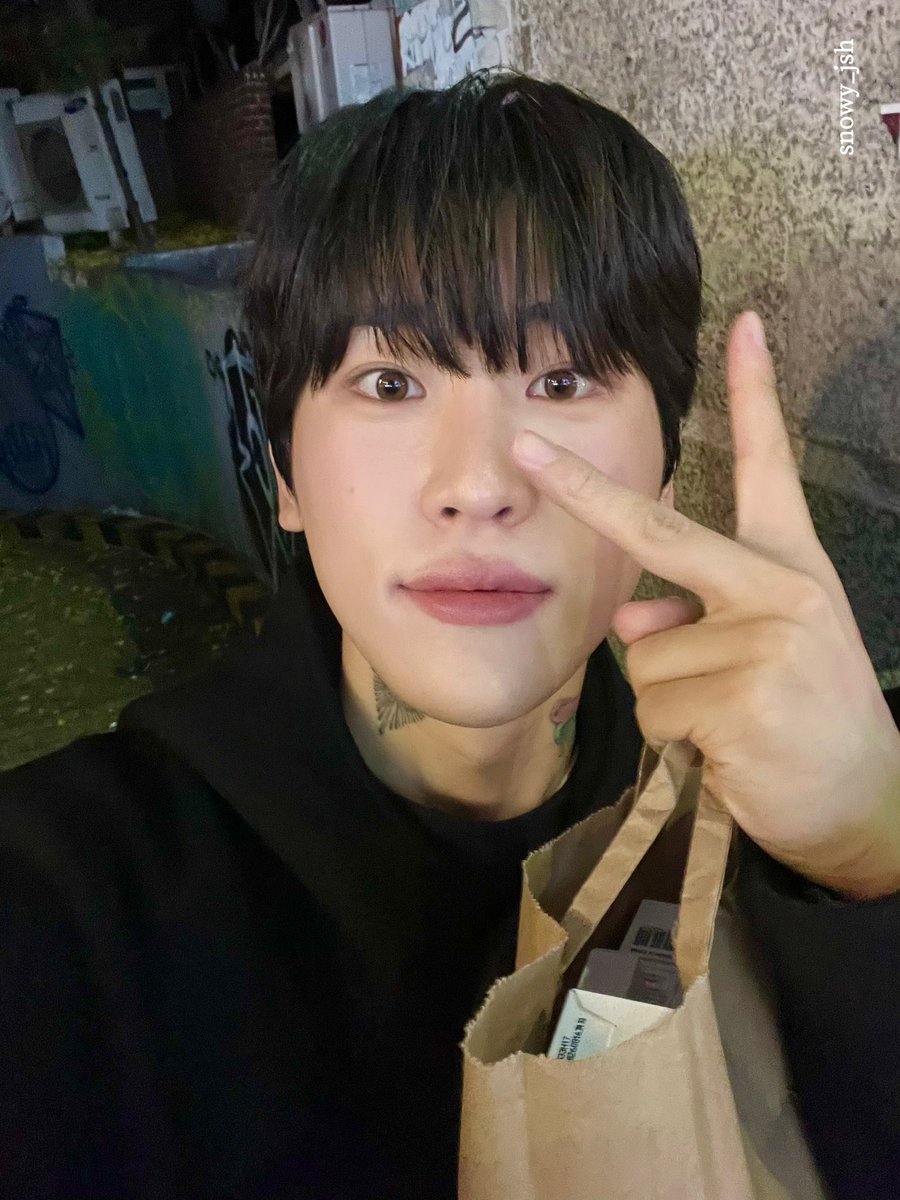 snowy_mp4's tweet photo. 자만추의 기회가 나에게도 올 줄이야,,🥹

준성호네컷 찍고 터벅터벅 멜티드로 가고 있었는데 갑자기 어떤 존잘오리가 한 건물에서 튀어나왔다네요,, 꿈인줄… 사진찍고 왔다고 하니까 성호도 지금 갈거라면서 어디 소문내시면 안돼요.ᐟ.ᐟ 이래서 저 진짜 소문 안 냈어요 ◠‿◠ https://t.co/TcNujmc7MI