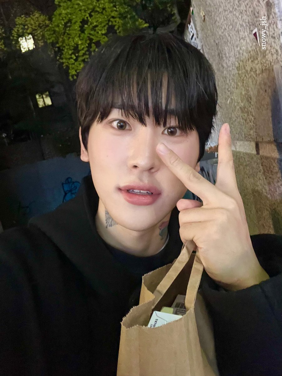 snowy_mp4's tweet photo. 자만추의 기회가 나에게도 올 줄이야,,🥹

준성호네컷 찍고 터벅터벅 멜티드로 가고 있었는데 갑자기 어떤 존잘오리가 한 건물에서 튀어나왔다네요,, 꿈인줄… 사진찍고 왔다고 하니까 성호도 지금 갈거라면서 어디 소문내시면 안돼요.ᐟ.ᐟ 이래서 저 진짜 소문 안 냈어요 ◠‿◠ https://t.co/TcNujmc7MI