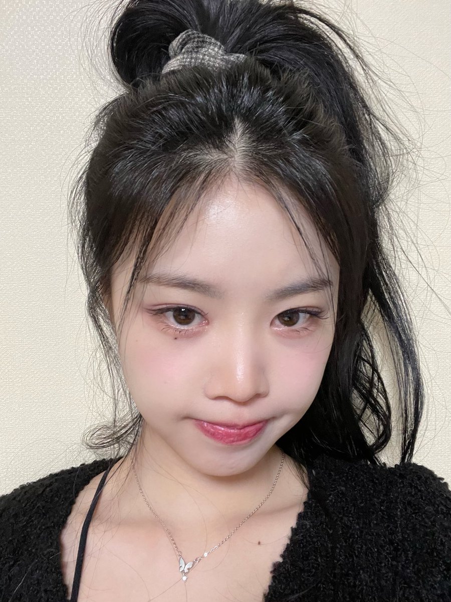ㅁㅊㅁㅊ 수진이 검정이 퍼컬인가? 쿠로미 그 자체네,,, 사람이 진짜 매력적이다.........