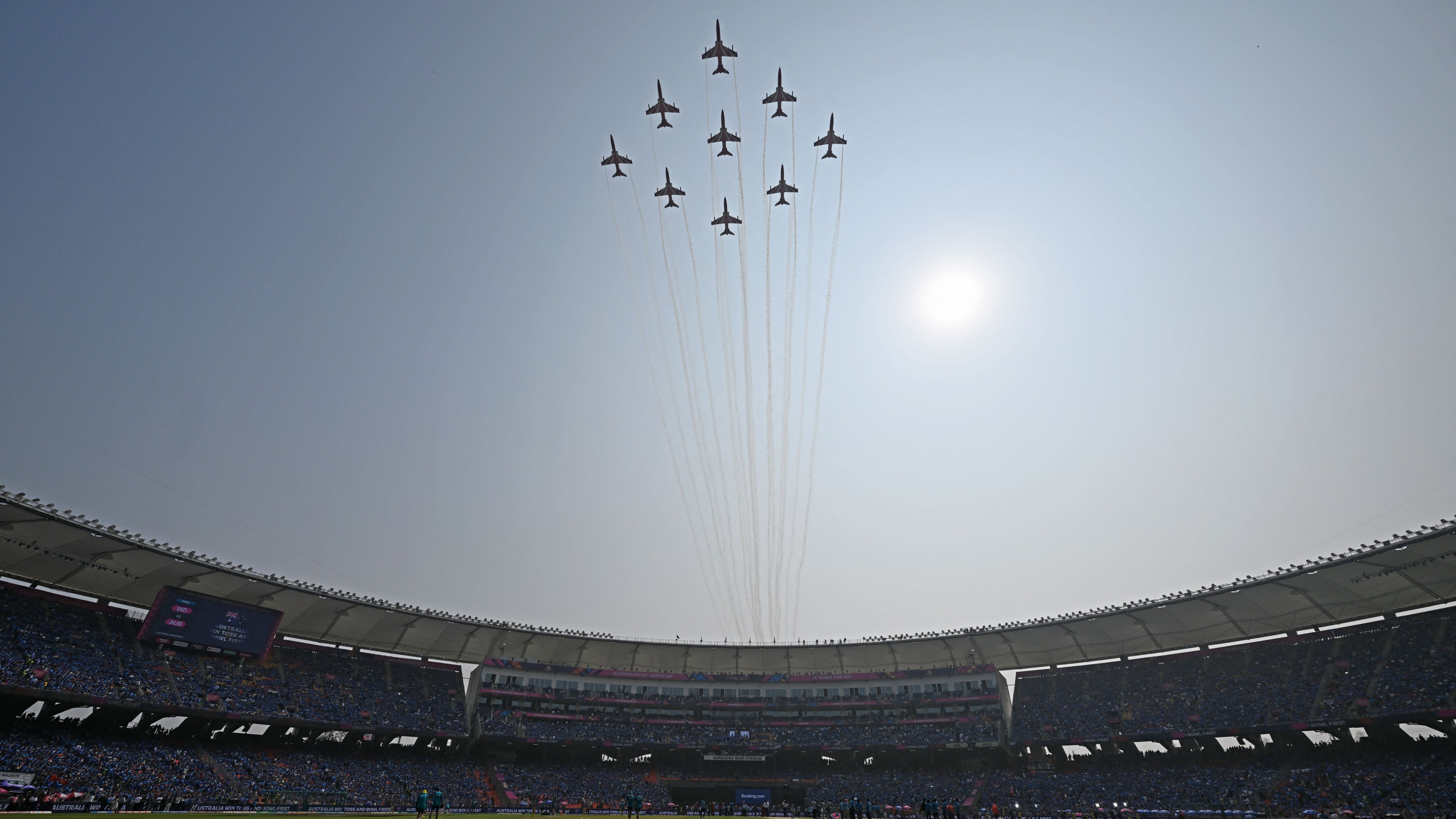 अहमदाबाद में वायुसेना के विमानों ने मैच से पहले आसमान में दिखाया शौर्य - Air force planes showed bravery in the sky before the match in Ahmedabad
