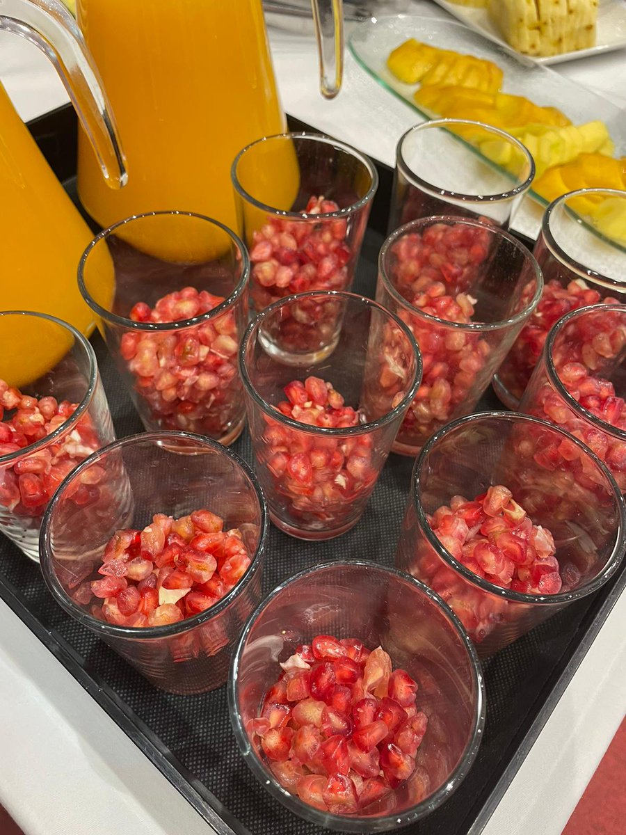 One of our star recipes, most popular among players and of great quality at this time of year, is the combination of pomegranate and freshly squeezed natural orange juice.