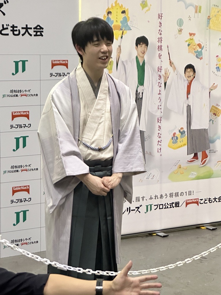 続いて、#JT杯 恒例の勝利棋士による来場者のみなさまのお見送りです💞 見事二連覇を果たした、#藤井聡太 JT杯覇者がお一人お一人のファンのみなさんを丁寧に、笑顔でお見送りされています😊 このあとは優勝会見も行われます✨