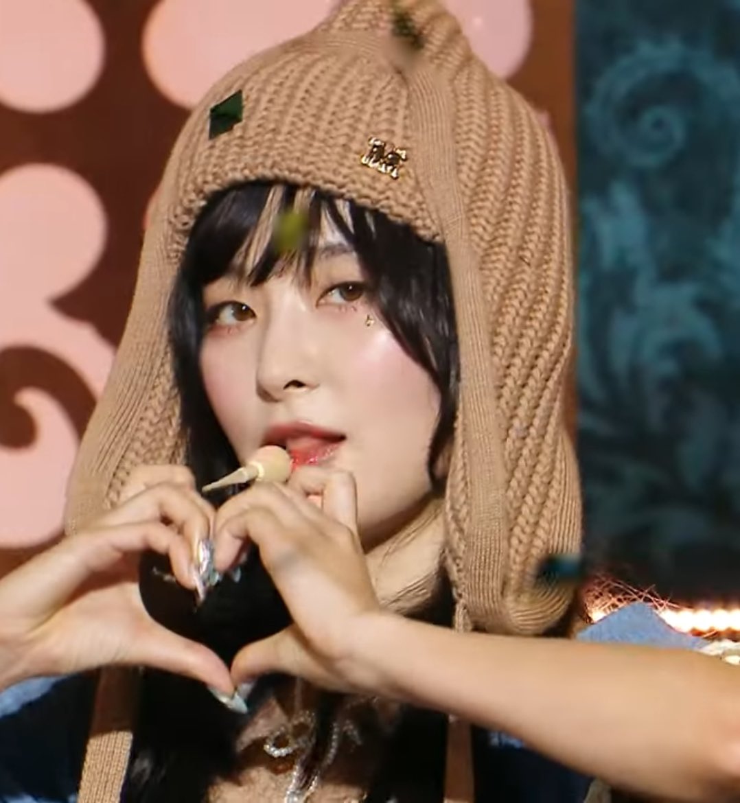 nancehog's tweet image. ??? 要不是我放大看 還真的沒發現

🐰代表圖標是太陽☀️、🐻是月亮🌙
但舞台時 🐰臉上放了月亮、🐻放了太陽
（一個互放的概念？