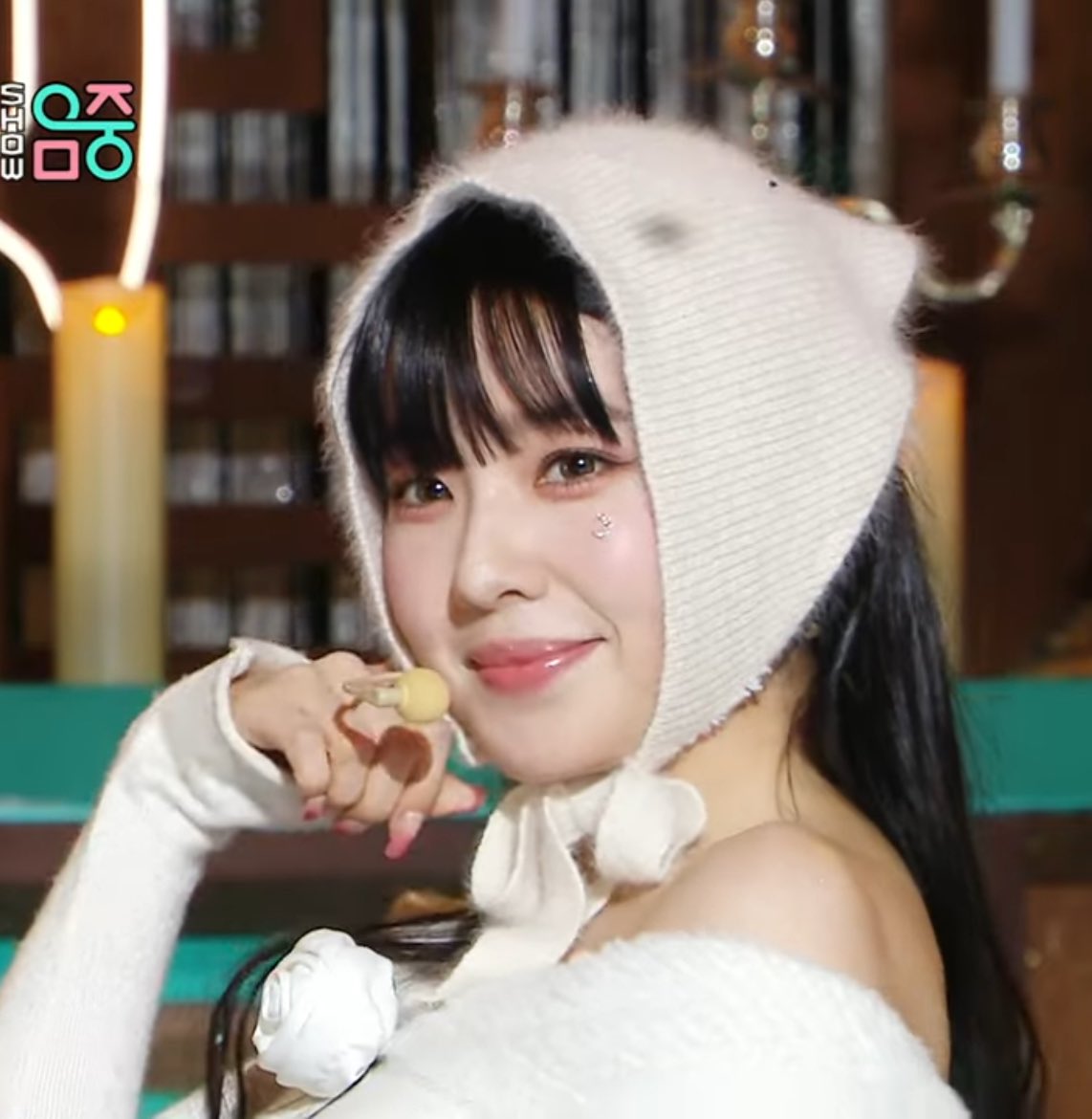 nancehog's tweet image. ??? 要不是我放大看 還真的沒發現

🐰代表圖標是太陽☀️、🐻是月亮🌙
但舞台時 🐰臉上放了月亮、🐻放了太陽
（一個互放的概念？