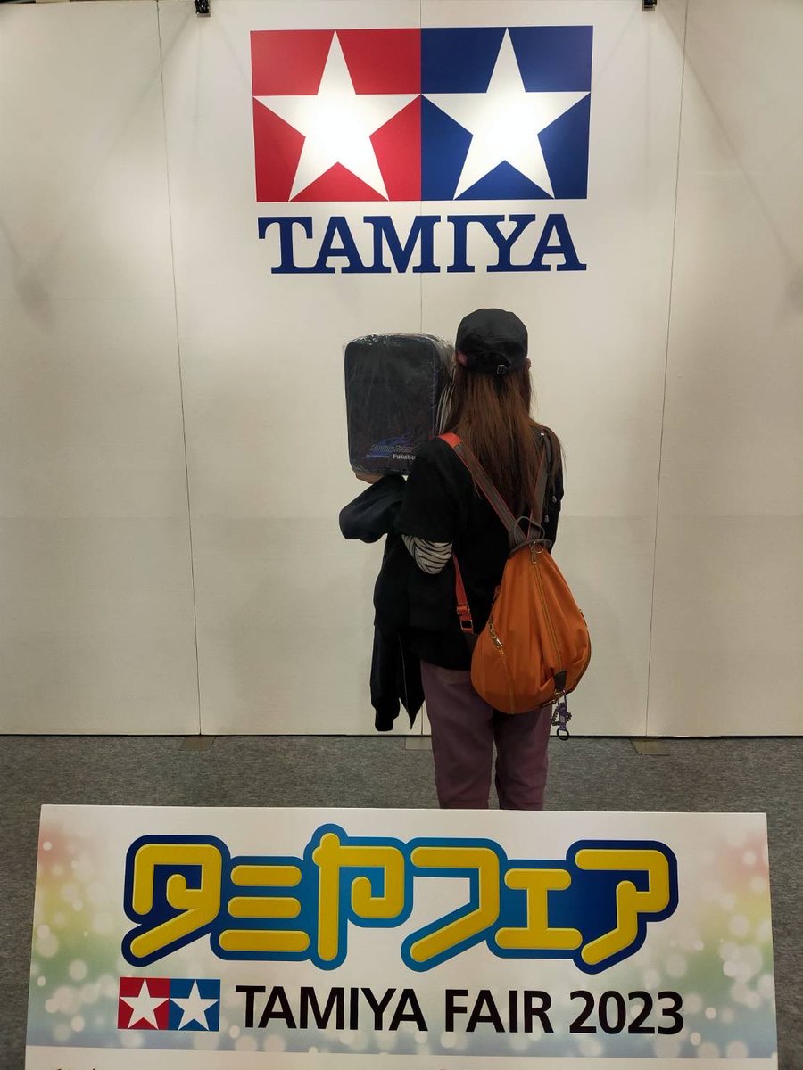sea_MakeoverRC's tweet photo. 近頃
習い事で忙しくて
ラジコンから離れていたのですが
師匠からのお誘いで

午後から
タミヤフェアに行ってきました^ ^
YouTuberガガ高橋さんに…

しかし

時遅し…

高橋さんはすでに帰られた後でした(^◇^;)

募るガガ高橋さんへの
ひとめお逢いしたい想い

いつか叶えたいです♪ https://t.co/ZqdvHHtWK9