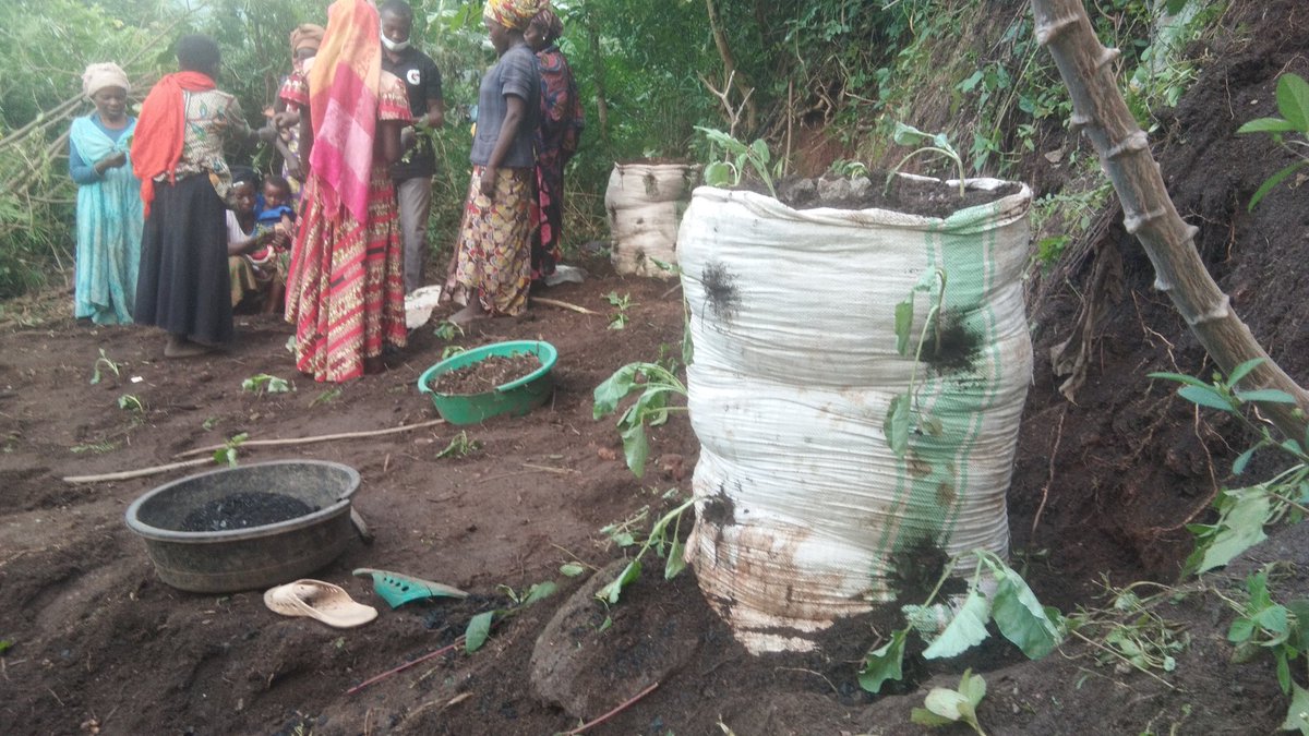 MbungaFor39318's tweet photo. In an effort to fight food insecurity and malnutrition that is extremly concerning in mbunga. we launched humanitarian aid for,  and the practical training of our 15 household clusteres, schools &amp; churches on kitchen gardening, local manufacture of organic pesticide and manure! https://t.co/2DyY8uH3KZ