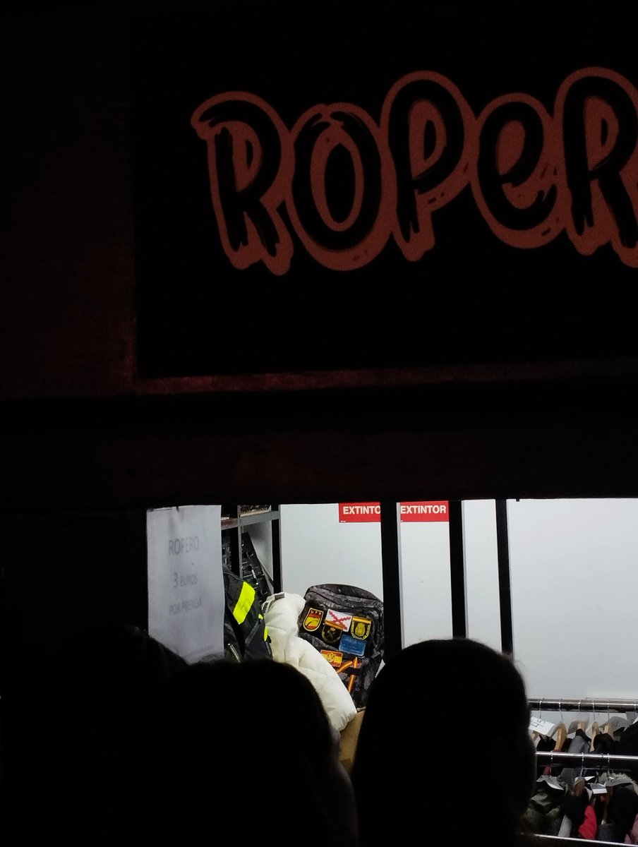 J_Nob0dy's tweet photo. Ayer, en el concierto de @losdemarras en la @SalaMonMadrid tenían puesta esta mochila a plena vista al fondo del ropero. Cómo cojones consienten esto? Fichada esta sala para no volver, qué puto asco https://t.co/xYecBkZjpy