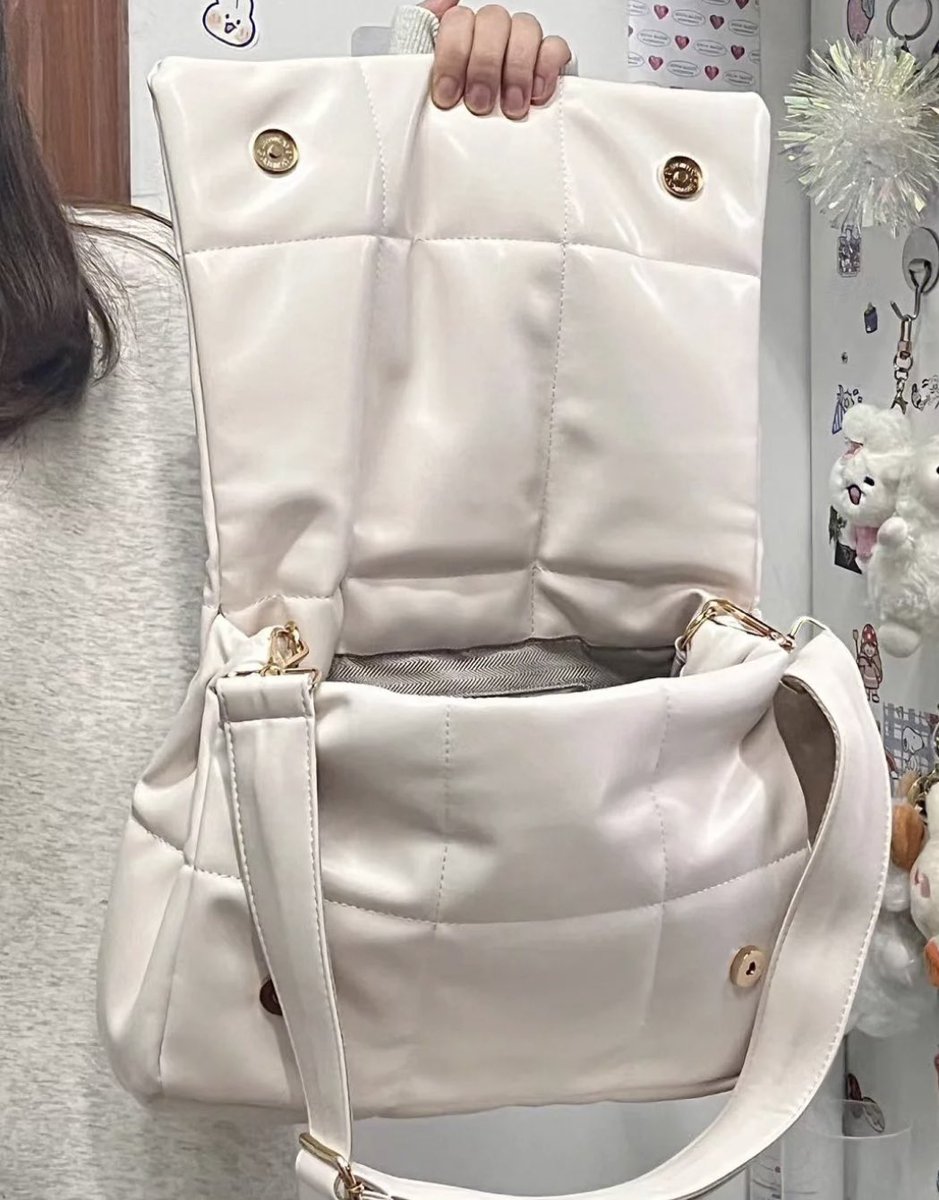 Katoro64's tweet photo. กระเป๋าสะพายใบใหญ่ จุของได้เยอะ ใส่ไอแพด หนังสือได้ แถมดูเท่บวกน่ารักไปในตัวด้วย แมทได้ทุกลุคเลยขอบอกกก ☺️ ราคาหลักร้อย 🌟🌟

พิกัดจ้าา : https://t.co/9Y0k00jg1H

#กระเป๋าผู้หญิง #กระเป๋า #กระเป๋าสะพายข้าง #ของใช้น่ารัก #ของดีบอกต่อ #MissUniverse #ตลาดนัดarp https://t.co/xWY7v396ab