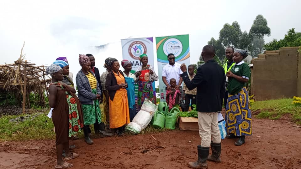 MbungaFor39318's tweet photo. In an effort to fight food insecurity and malnutrition that is extremly concerning in mbunga. we launched humanitarian aid for,  and the practical training of our 15 household clusteres, schools &amp; churches on kitchen gardening, local manufacture of organic pesticide and manure! https://t.co/2DyY8uH3KZ
