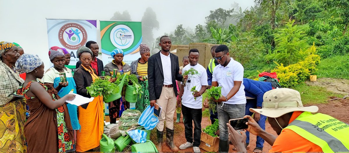 MbungaFor39318's tweet photo. In an effort to fight food insecurity and malnutrition that is extremly concerning in mbunga. we launched humanitarian aid for,  and the practical training of our 15 household clusteres, schools &amp; churches on kitchen gardening, local manufacture of organic pesticide and manure! https://t.co/2DyY8uH3KZ