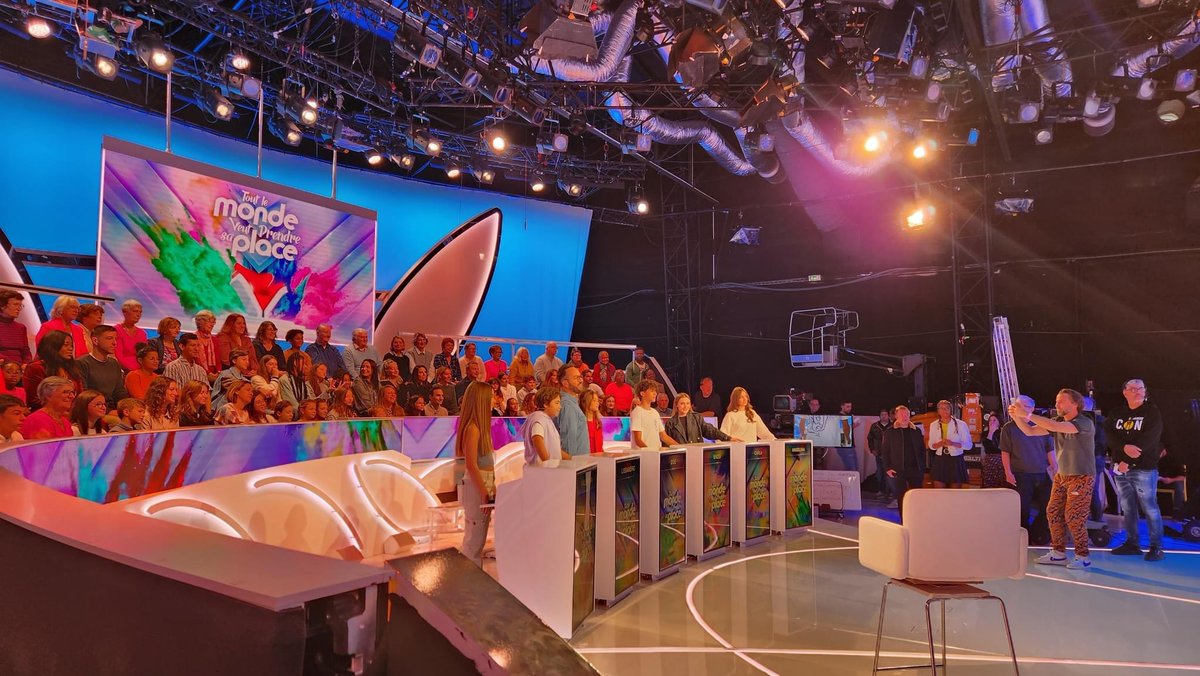 Nouvelles photos de « Tout le monde veut prendre sa place » Spécial #EurovisionJunior ! Cette émission présentée par <a href="/JarryAtypique/">Jarry</a> sera diffusée le dimanche 26 novembre à 12h ! Avec <a href="/angelinaofficie/">Angélina Officiel</a> ❤️ <a href="/tlmvpsp/">Tout Le Monde Veut Prendre Sa Place</a> <a href="/ValentinaOff_/">Valentina Officiel</a> <a href="/zoe_clauzure/">Zoé Clauzure</a> <a href="/carlamusicoff_/">Carla Lazzari</a>