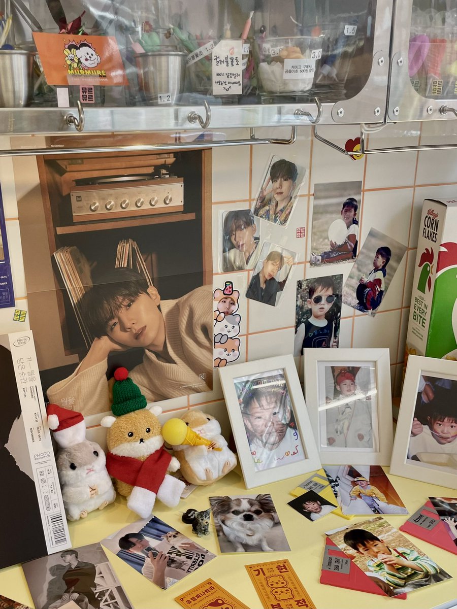b1u2print's tweet photo. 뮤르뮤르
채온 옆이라 들렸는데 진짜 행복 그자체 공간...엄청 예쁘게 잘 꾸며주셨고 특히 트리가 너무 예뻤음 부드럽고 따듯한 분위기라 여기도 기현이랑 잘 어울렸다
#you_are_my_shining_stardust
#my_stardust_반짝이는_기현 https://t.co/6GL0uBufiU