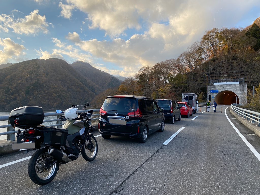 tarock4ag's tweet image. 本日の冠山峠道路の開通で分断国道だった417号線を岐阜県側の起点から福井県側の終点まで走行距離119km走りました

トンネル出たら道路脇に雪があり寒さとスリップに注意です！#versys-x250