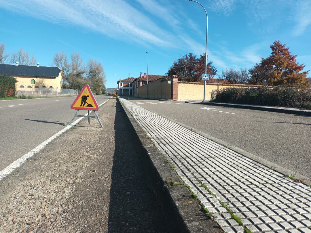 AVillaquilambre's tweet photo. 🛣Con el objetivo de mejorar la seguridad en la Carretera de Santander, el Ayuntamiento instalará nuevas luminarias y señales verticales luminosas en los 13 pasos de peatones. Se prolonga también acera de Villarrodrigo🚧🚦 https://t.co/n0NWEzKQol