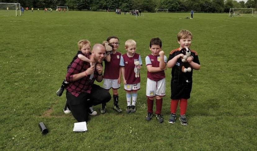 M3s_H2016's tweet photo. @WillowsCE when some of the year 6 boys started training together. Reception class with Mr Shuker, Diggory, Monty &amp; Howie 😂❤️⚽️ https://t.co/yEr0UDyU7u
