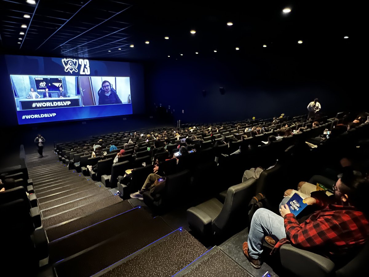 Pandala93's tweet photo. @lol_es @Starkcrash @Cines_Kinepolis #WorldsCines en Granada! https://t.co/9cUU3cqIUM