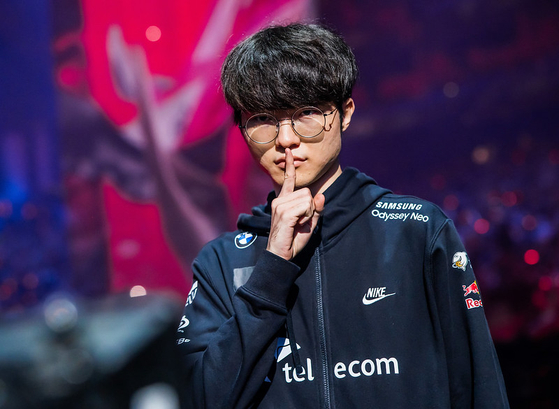 10 years from his first, 7 from his last, @faker finally reclaims his  crown. Congratulations to T1 for winning their 4th World…