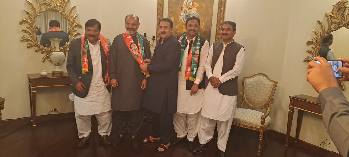 MH__586's tweet photo. ملتان:سابق لیگی MPA کے صاحبزادے اسامہ اصغر علی گجر ایڈووکیٹ #PP282 نے صدر پاکستان تحریک انصاف جنوبی پنجاب معین الدین ریاض قریشی سے ملاقات کے بعد ساتھیوں سمیت ن لیگ چھوڑ کر تحریک انصاف میں شمولیت اختیار کرلی۔
@PTIofficial https://t.co/7QhrUE5voQ