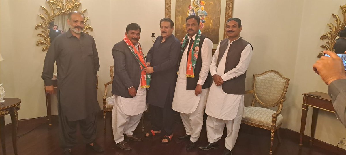 MH__586's tweet photo. ملتان:سابق لیگی MPA کے صاحبزادے اسامہ اصغر علی گجر ایڈووکیٹ #PP282 نے صدر پاکستان تحریک انصاف جنوبی پنجاب معین الدین ریاض قریشی سے ملاقات کے بعد ساتھیوں سمیت ن لیگ چھوڑ کر تحریک انصاف میں شمولیت اختیار کرلی۔
@PTIofficial https://t.co/7QhrUE5voQ
