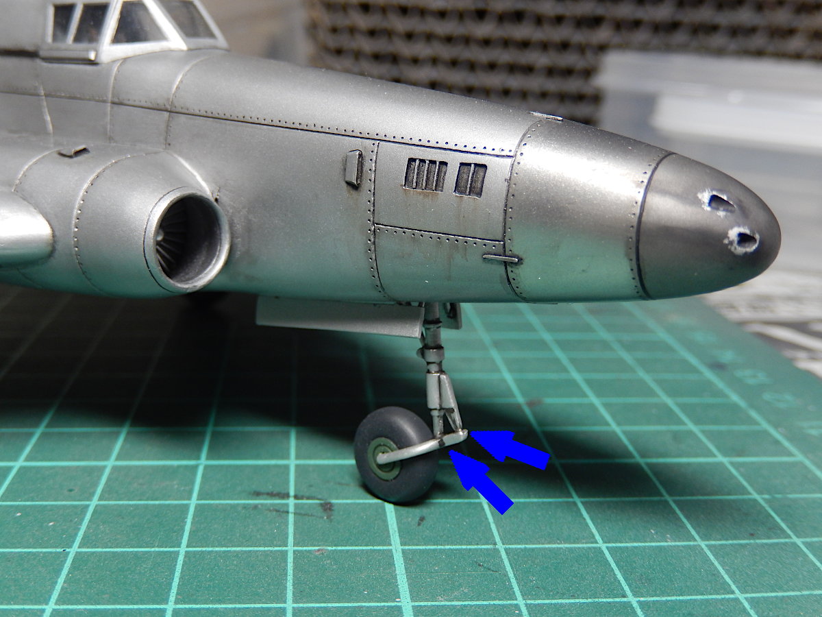 gorimodeler's tweet photo. あらかじめ組んでおいた脚周りを取り付けました。
前脚柱が、青矢印2箇所で点接着の2パーツ分割。
しりもち防止にノーズに重りをたんまり入れてるので、果たしてこの重みに耐えれるのか？
ある朝起きてみたら擱坐してそうで怖い😵
#SAコン
#Amodel
#IL40 https://t.co/0gk5Ka8CNp