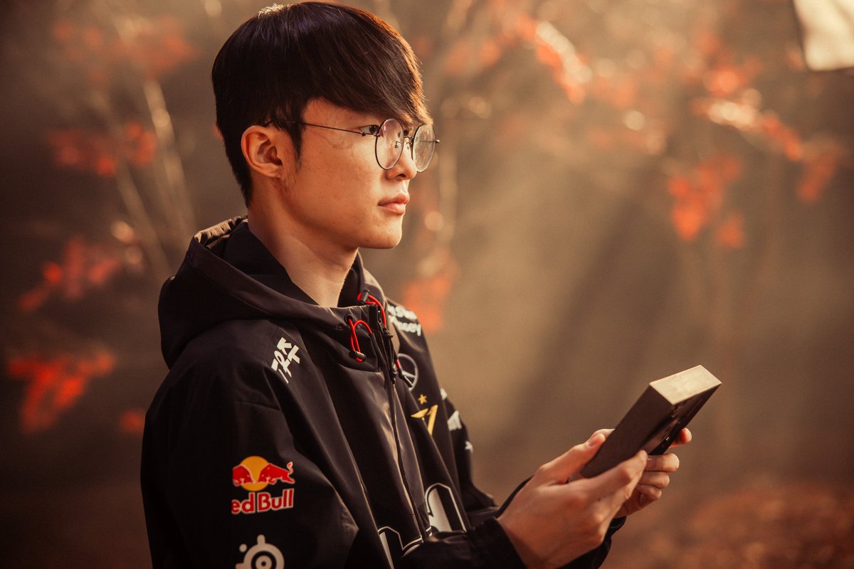 lolesports's tweet photo. FOR HIS TEAMMATES. https://t.co/8vMNWeRgVW