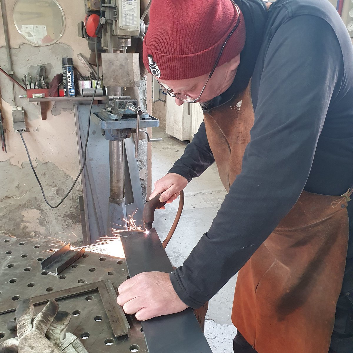 Nog tot 18u kan je Stefaan Schreel van <a href="/aambeeldtwit/">Vlucht vh Aambeeld</a> bezoeken in Melle. Je kan er indrukwekkende en originele metaalsculpturen bewonderen. #dva23