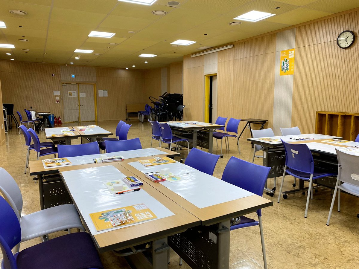 💋18일에는 화성시 중견작가 3인전 연계 수업 프로그램을 진행했습니다.😉👍
오전 /오후로 1시간씩 총 두번 강의를 하는데, 수업별로 10명의 친구들+보호자 10분 이렇게 스무명이 한 클래스로 함께 해주셨고요~✨️

NFT라던가 디지털아트, 스토리텔링 등 생소함이 강한 수업이었을텐데도
우리 친구들