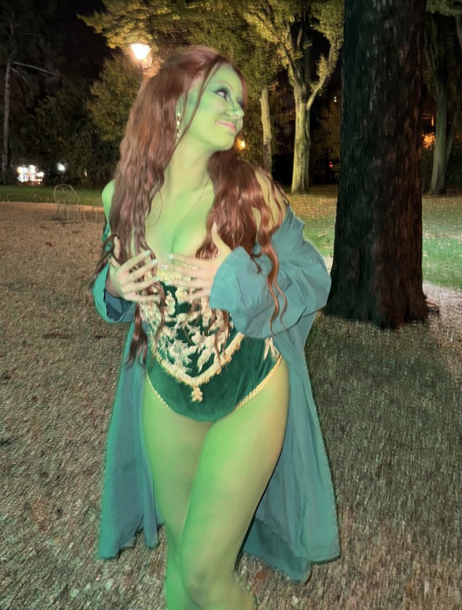 SituationsSquad's tweet photo. Belle comme ça même en Fiona ? @lenasituations 💚 https://t.co/U8z8ULWg9B
