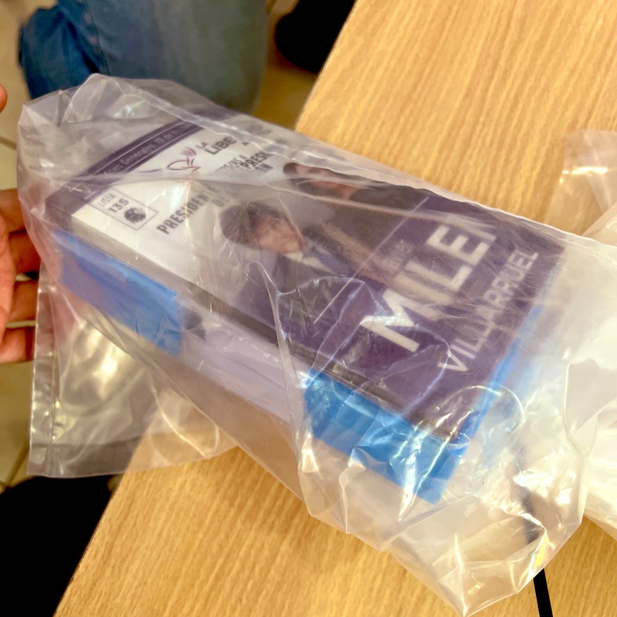 SergioChouza's tweet photo. Llegaron las boletas oficiales. Noten la diferencia de cantidad.

La improvisación e inexperiencia de esta gente es infinita… https://t.co/7uqG9slzHu