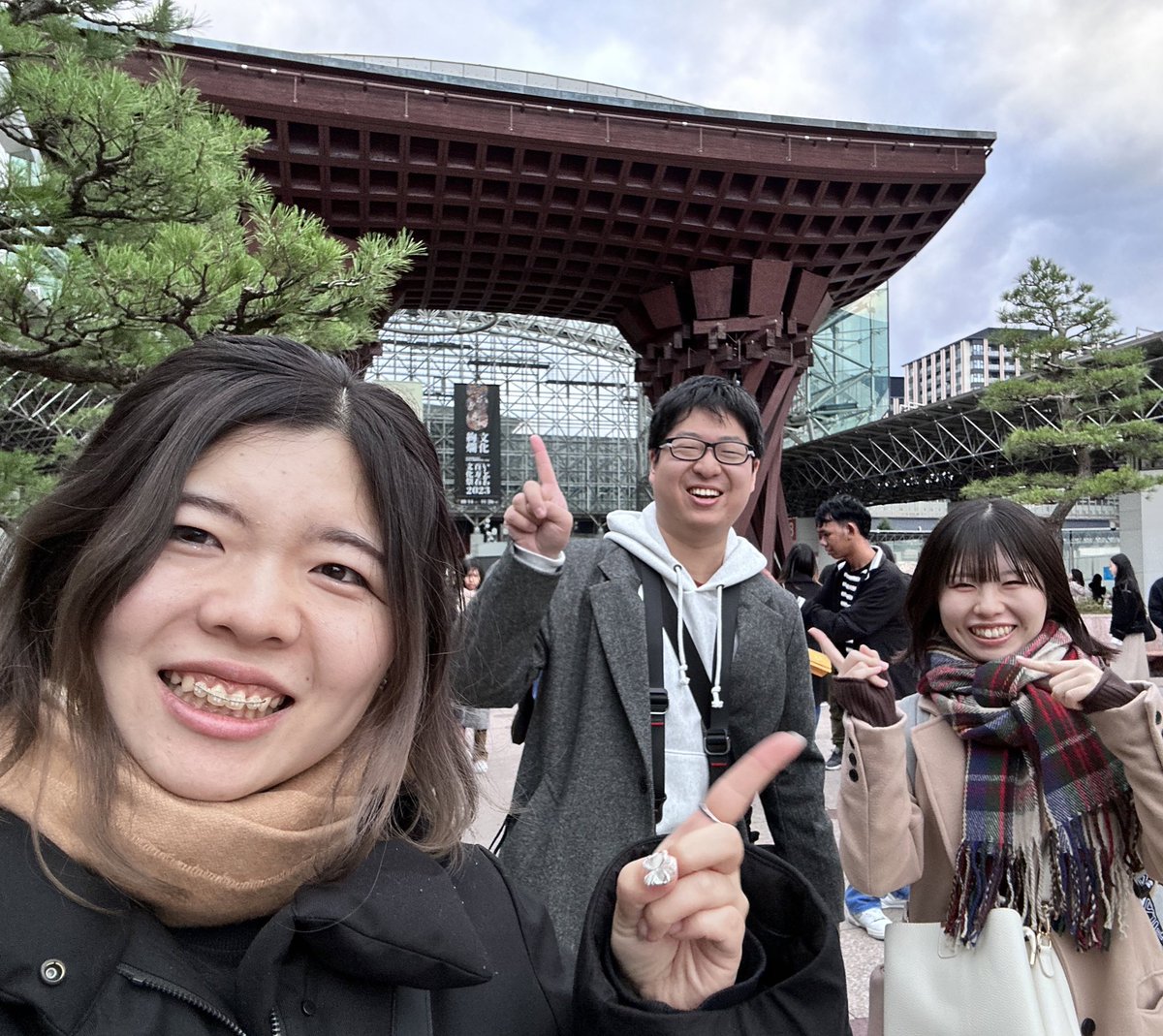 elect_star7's tweet photo. ミュージックトラベラーズの企画を802で聞いて
「金沢行こー！」と
00line(元?)メンターズを集め

海鮮丼にムンナにチームラボにコロッケにおでんに水引なワイパーが必要な2日間DONE🫶

サンダーバードでワイパーしながら歌う「北陸ロマン」が思い出すぎる…🎧

#Mトラ #金沢 #鼓門 #レディクレ https://t.co/VusUTzbCiN