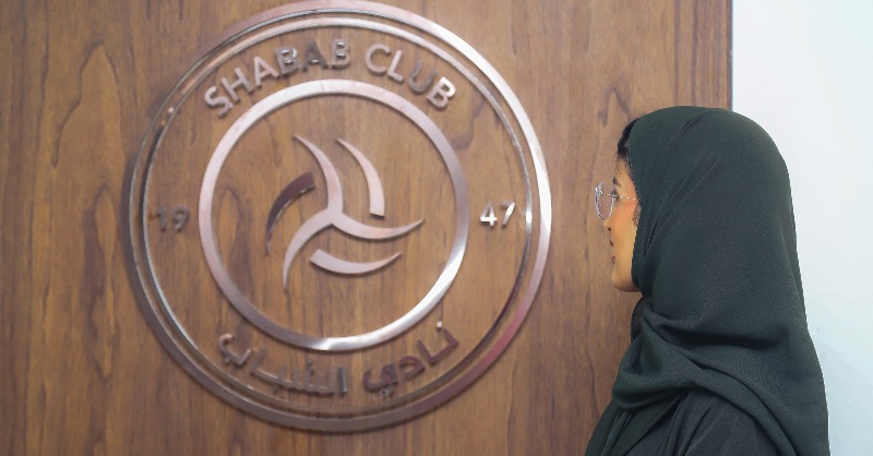 AlShababSaudiFC's tweet photo. جولة نادي ومتحف #الشباب"
جولة تخوض خلالها في ماضي وحاضر ومستقبل "شيخ الأندية" 

وأثناء الجولة ستلتقي باللاعبين وتلتقط الصور معهم.. ليس كذلك فقط بل ستحصل على قميص النادي موقع عليه من نجوم الفريق 🤩

احجز تذكرتك الآن.. وكُن من أوائل المستمتعين بالجولة 🤍