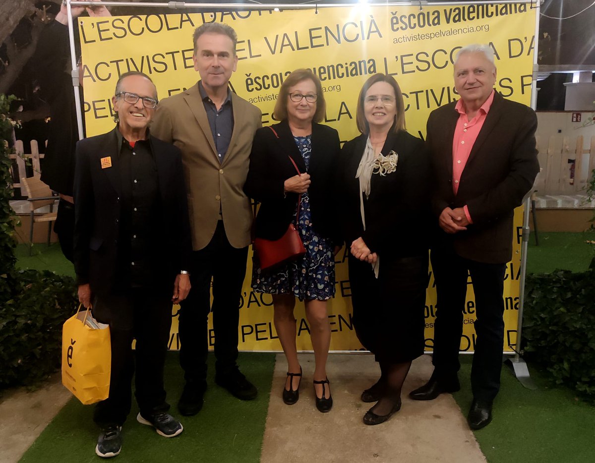 esquerrapv's tweet photo. Anit assistírem a la #20aNitEscola a #Cocentaina i gaudírem de l'hospitalitat dels amics i amigues d'@escolatv on una vetllada més l'estima pel valencià fou protagonista.
Enhorabona als guardonats amb el premi "Intentant la llibertat" que ben segur treballant junts assolirem. https://t.co/yGjOCk43N1