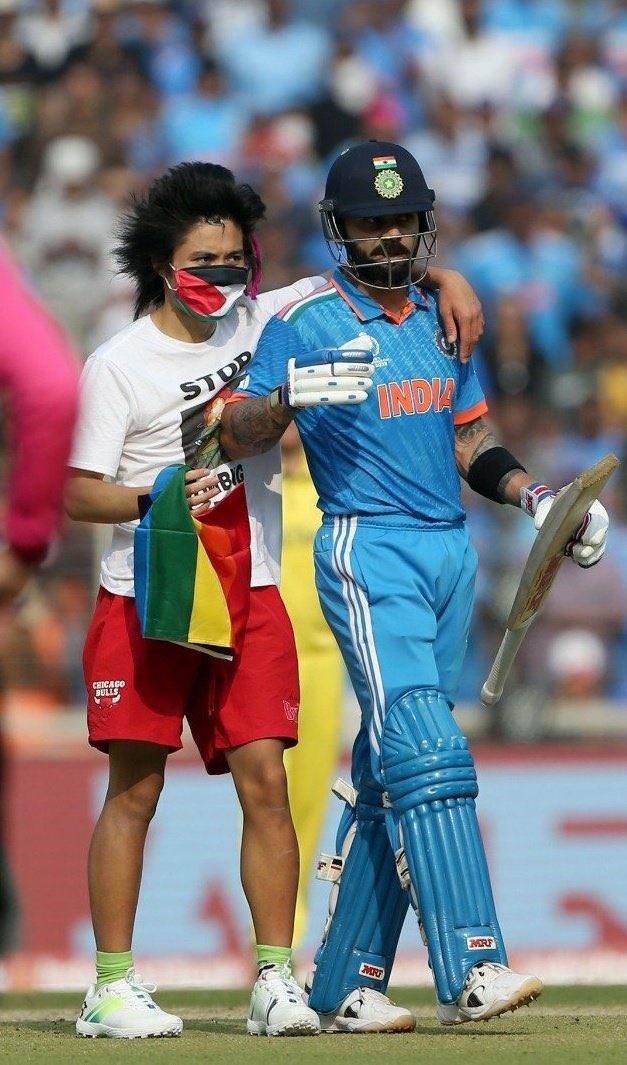 Today during the #IndiaVsAustralia World Cup match, an activist breached the security and came to the pitch to meet Kohli.  

He was wearing a T-shirt with message “Free Free Palestine 🇵🇸” &amp;
“Stop Bombing Gaza 🇵🇸”

Security Team Arrested Him.
#INDvsAUSFinal #INDvsAUS